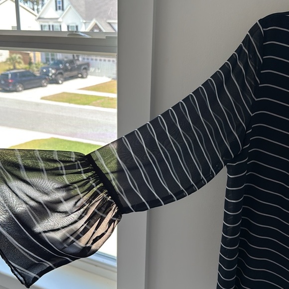 Banana Republic Blue and White Bell Sleeve lined Blouse Size L - Picture 7 of 7